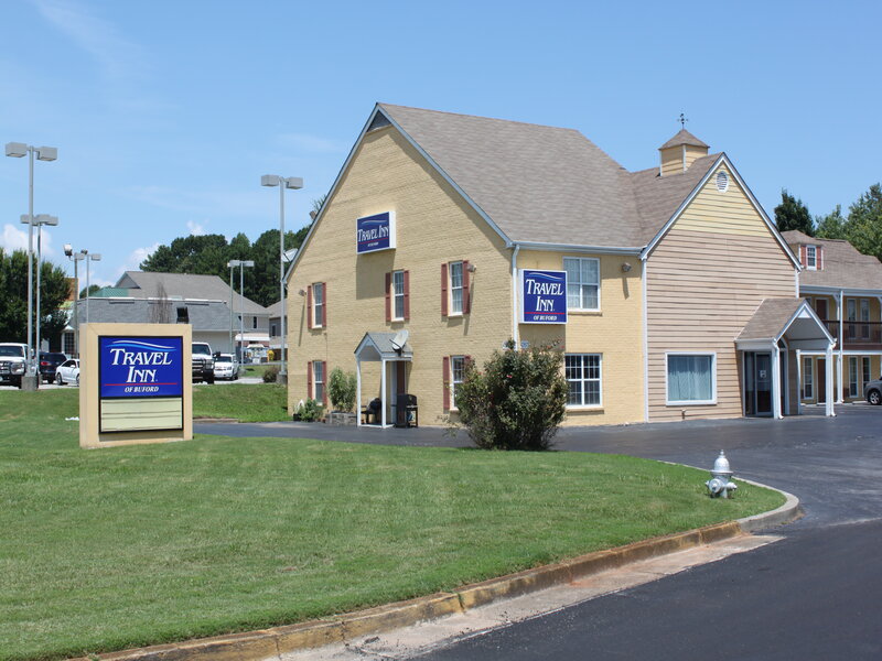 Image of the exterior of the Travel Inn of Buford showing the Office building. 